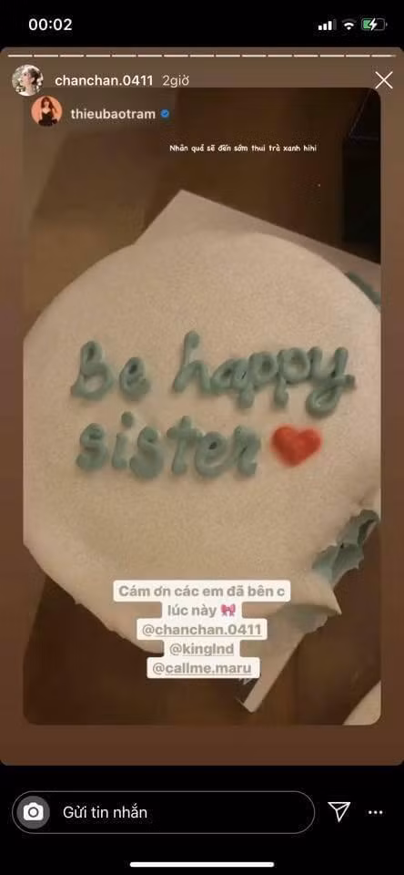 Hội bạn cũng chia sẻ lại bức hình kèm lời động viên nữ ca sĩ kèm những chú thích như: "Nhân quả sẽ đến sớm thôi trà xanh”, đặc biệt nữ streamer Linh Ngọc Đàm còn gay gắt hơn: "Nghiệp sẽ quật đứa nào làm chị buồn".