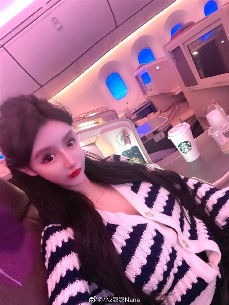 Tuy nhiên, việc can thiệp dao kéo quá nhiều lại là “con dao hai lưỡi” khiến khuôn mặt của cô nàng biến dạng, thậm chí là tổn hại sức khỏe.