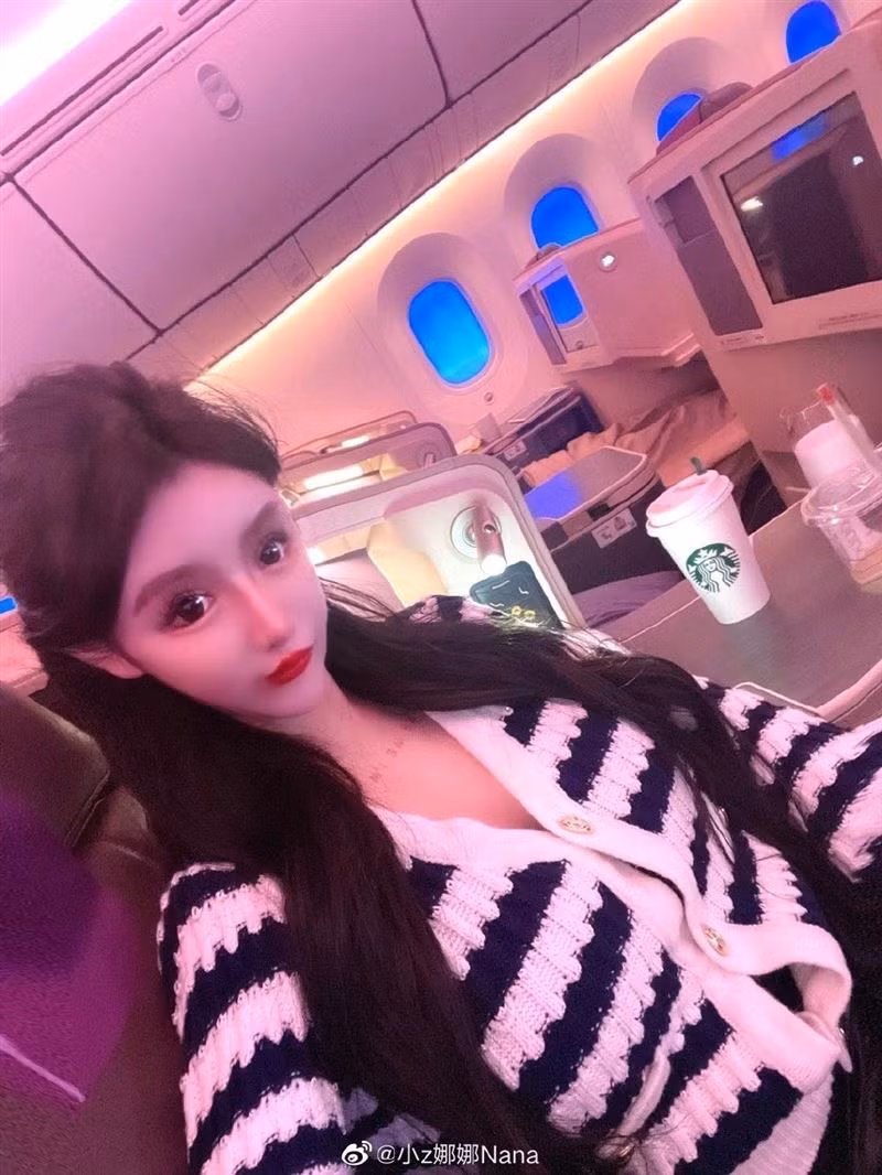 Tuy nhiên, việc can thiệp dao kéo quá nhiều lại là “con dao hai lưỡi” khiến khuôn mặt của cô nàng biến dạng, thậm chí là tổn hại sức khỏe.