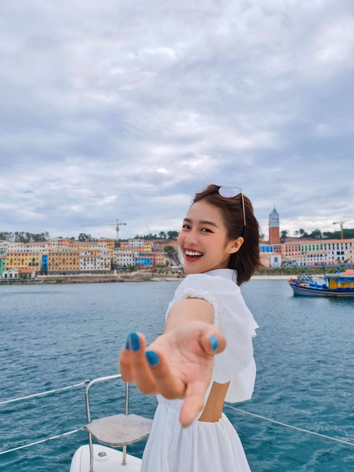 Khả Ngân (Trần Thị Kim Ngân) nổi tiếng với danh xưng "hot girl boxing" nhờ gương mặt xinh đẹp, v-line tự nhiên.