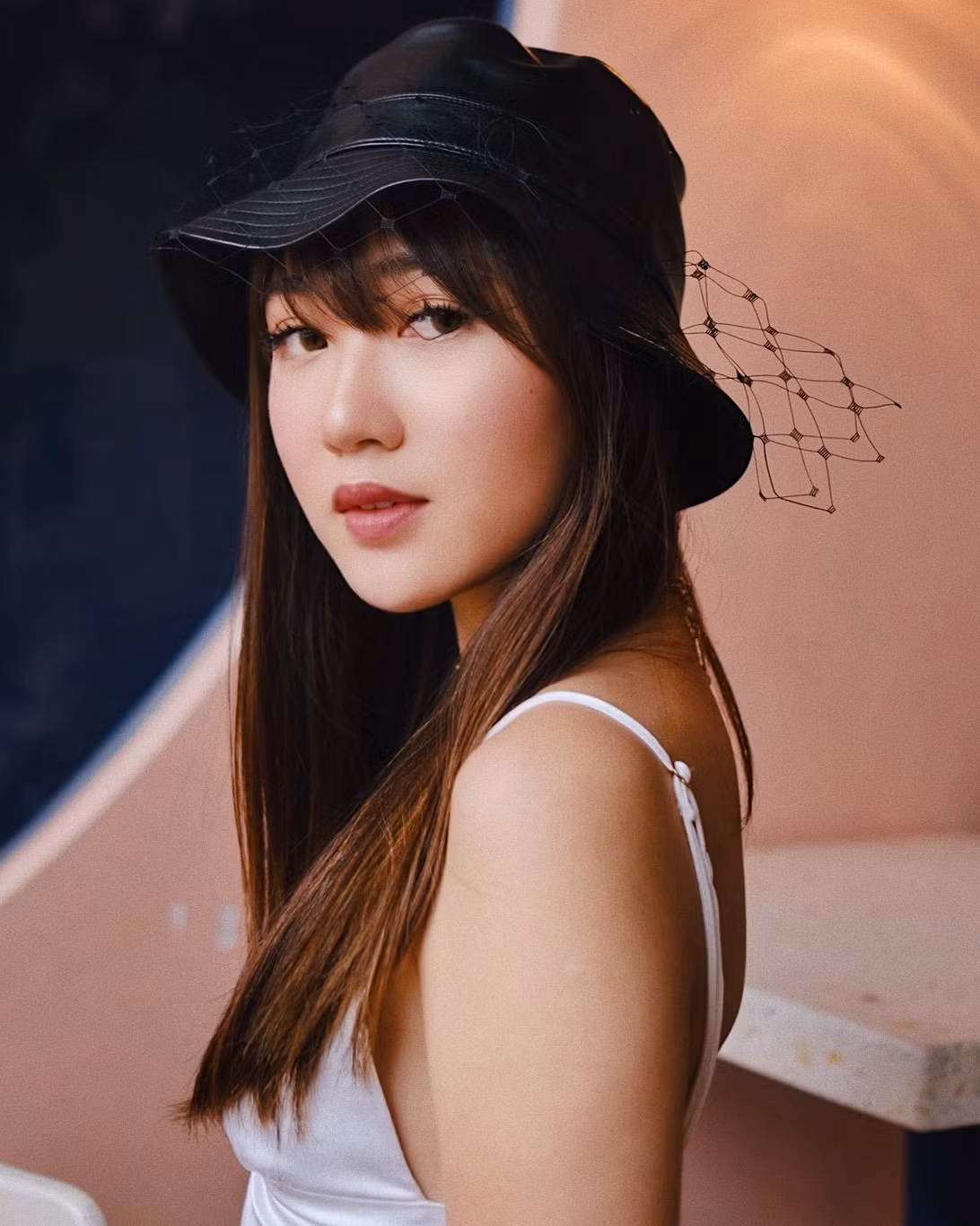 Chloe Nguyễn (Nguyễn Cao Quỳnh Anh), sinh viên Đại học RMIT TP.HCM, là beauty blogger được nhiều người yêu mến nhờ ngoại hình xinh đẹp, gương mặt tròn bầu bĩnh.