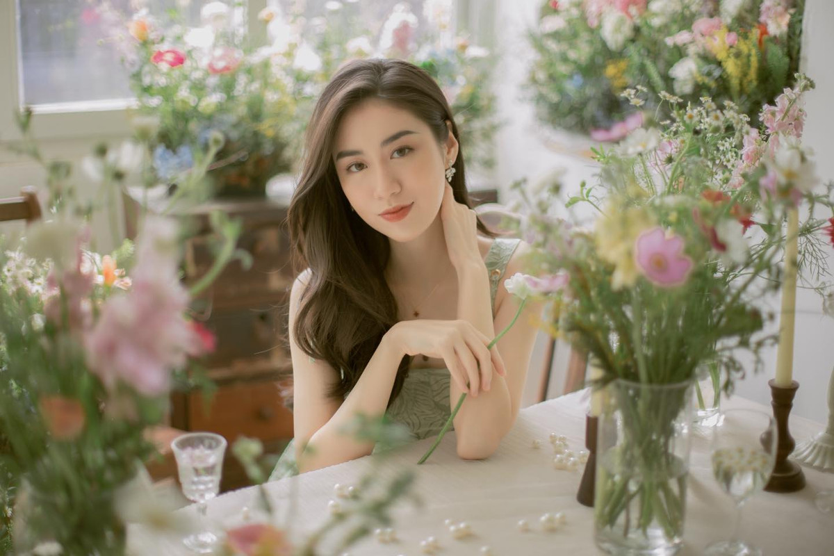 Hiện tại, ngoài công việc chính là mẫu ảnh, beauty blogger, Vân Trang còn là chủ một cửa hàng cafe có tiếng ở Hà Nội.