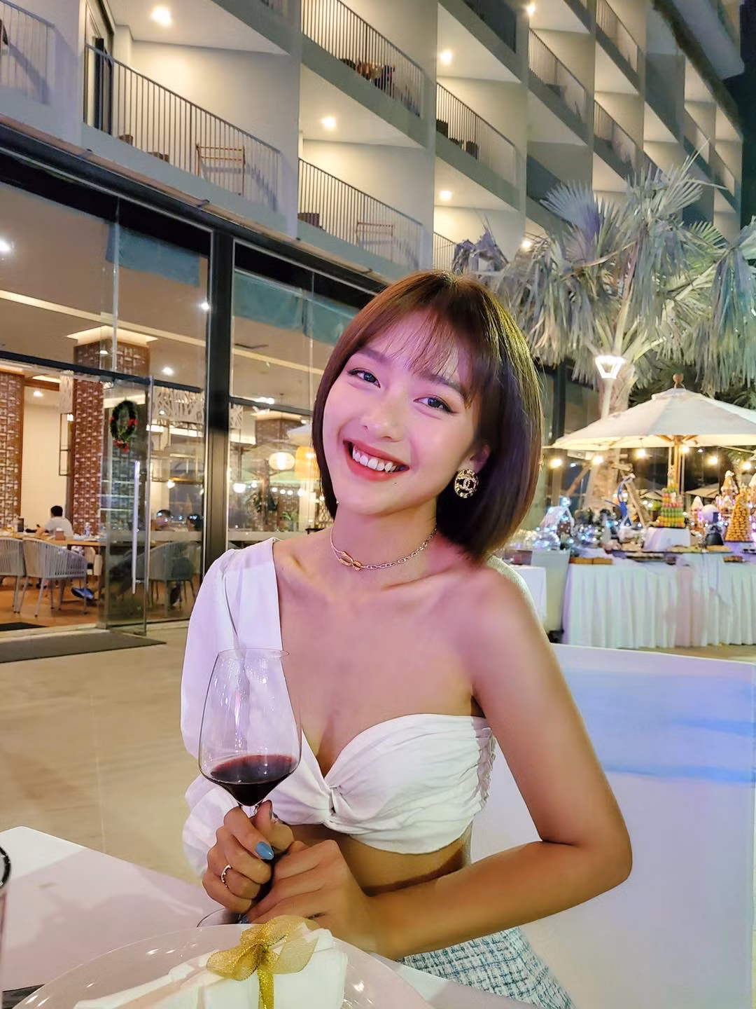 Thời gian gần đây, 9X thử sức ở nhiều lĩnh vực mới như diễn xuất, MC và lấn sân làm ca sĩ trong năm 2020.