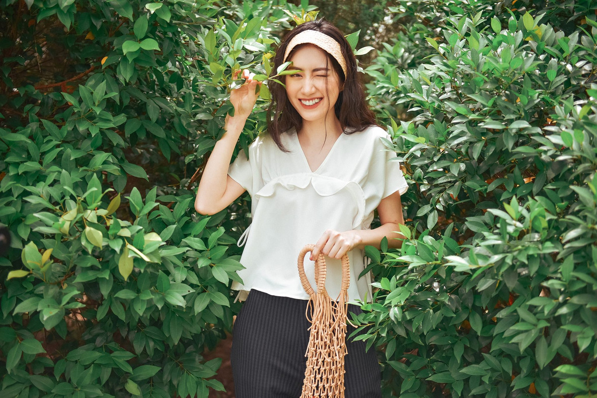 Hot girl 9X luôn xuất hiện với nụ cười tươi và mang đến hình ảnh ngập tràn năng lượng.