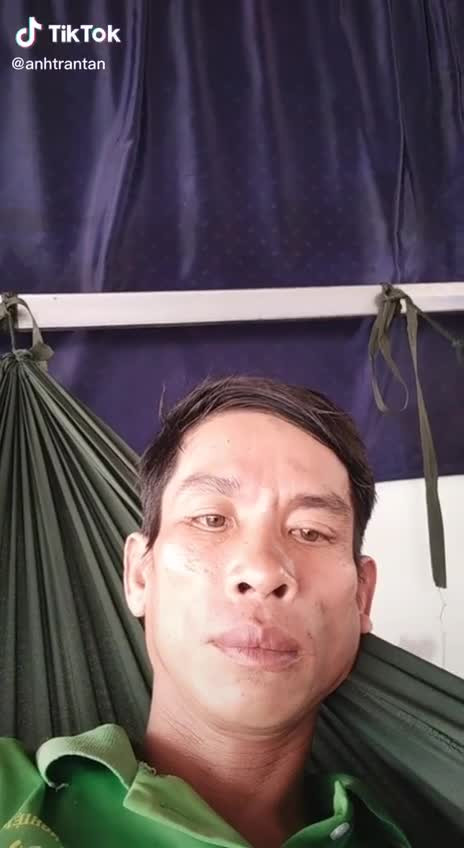 Qua hàng chục video, TikToker này chỉ có 1 sắc thái biểu cảm, nhìn chằm chằm vào chiếc điện thoại trên nhạc nền là những bài tình ca và tuyệt nhiên không nói lời nào. Chỉ với hành động đó, ông chú đã thu về hàng chục triệu lượt xem một cách nhanh chóng.