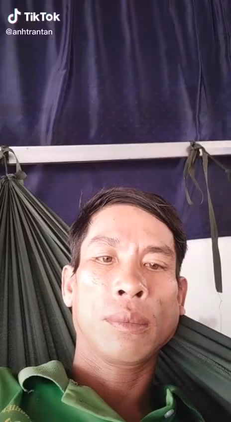 Qua hàng chục video, TikToker này chỉ có 1 sắc thái biểu cảm, nhìn chằm chằm vào chiếc điện thoại trên nhạc nền là những bài tình ca và tuyệt nhiên không nói lời nào. Chỉ với hành động đó, ông chú đã thu về hàng chục triệu lượt xem một cách nhanh chóng.