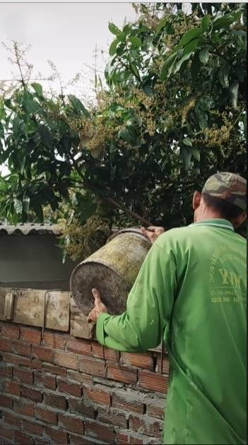 Bẵng đi một thời gian ngắn, sự nổi tiếng đã không còn và "ông chú nằm võng" cũng dẹp bỏ hẳn những đoạn clip không làm gì như trước, thay vào đó là hình ảnh người đàn ông đi phụ hồ, xách vữa.