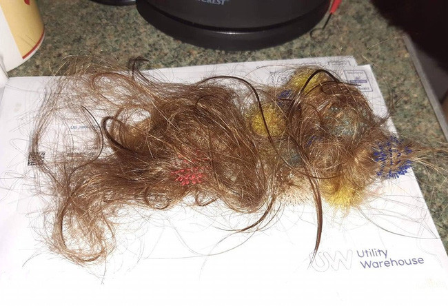 Mặc dù đã thử mọi cách gội đầu cho con gái với dầu gội, dầu xả và thậm chí cả bơ đậu phộng nhưng Elisha vẫn không thể gỡ được mấy quả bóng ra, càng gỡ càng rối. Cuối cùng bà mẹ này đành phải cắt phần tóc rối của con gái sau khi đã lên mạng xã hội cầu cứu.