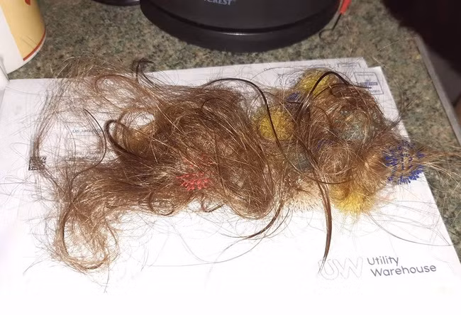 Mặc dù đã thử mọi cách gội đầu cho con gái với dầu gội, dầu xả và thậm chí cả bơ đậu phộng nhưng Elisha vẫn không thể gỡ được mấy quả bóng ra, càng gỡ càng rối. Cuối cùng bà mẹ này đành phải cắt phần tóc rối của con gái sau khi đã lên mạng xã hội cầu cứu.