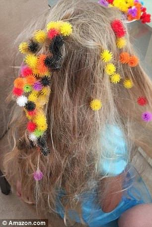 Nhà sản xuất Bunchems sau đó đã có hẳn một đoạn clip để hướng dẫn bố mẹ gỡ tóc cho con mình. Giải pháp được đưa ra là dùng xà phòng và dầu thực vật.