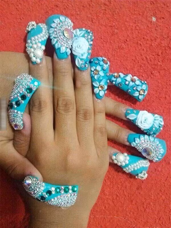 Những mẫu nail để thể hiện đẳng cấp của chủ nhân đã không còn quá xa lạ, bên cạnh đó nhiều chị em còn chơi lớn tân trang nhan sắc bằng những bộ nail khiến cư dân mạng "choáng váng" bởi độ rườm rà của nó.