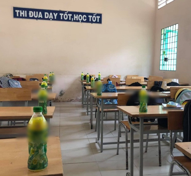 Các bạn học sinh cũng hưởng ứng theo trào lưu "trà xanh" khi mua rất nhiều chai nước trà xanh đặt lên bàn học.