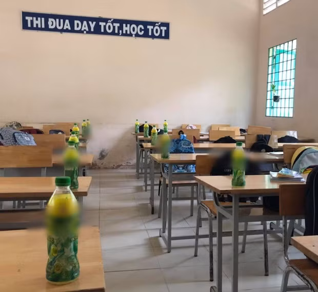 Các bạn học sinh cũng hưởng ứng theo trào lưu "trà xanh" khi mua rất nhiều chai nước trà xanh đặt lên bàn học.