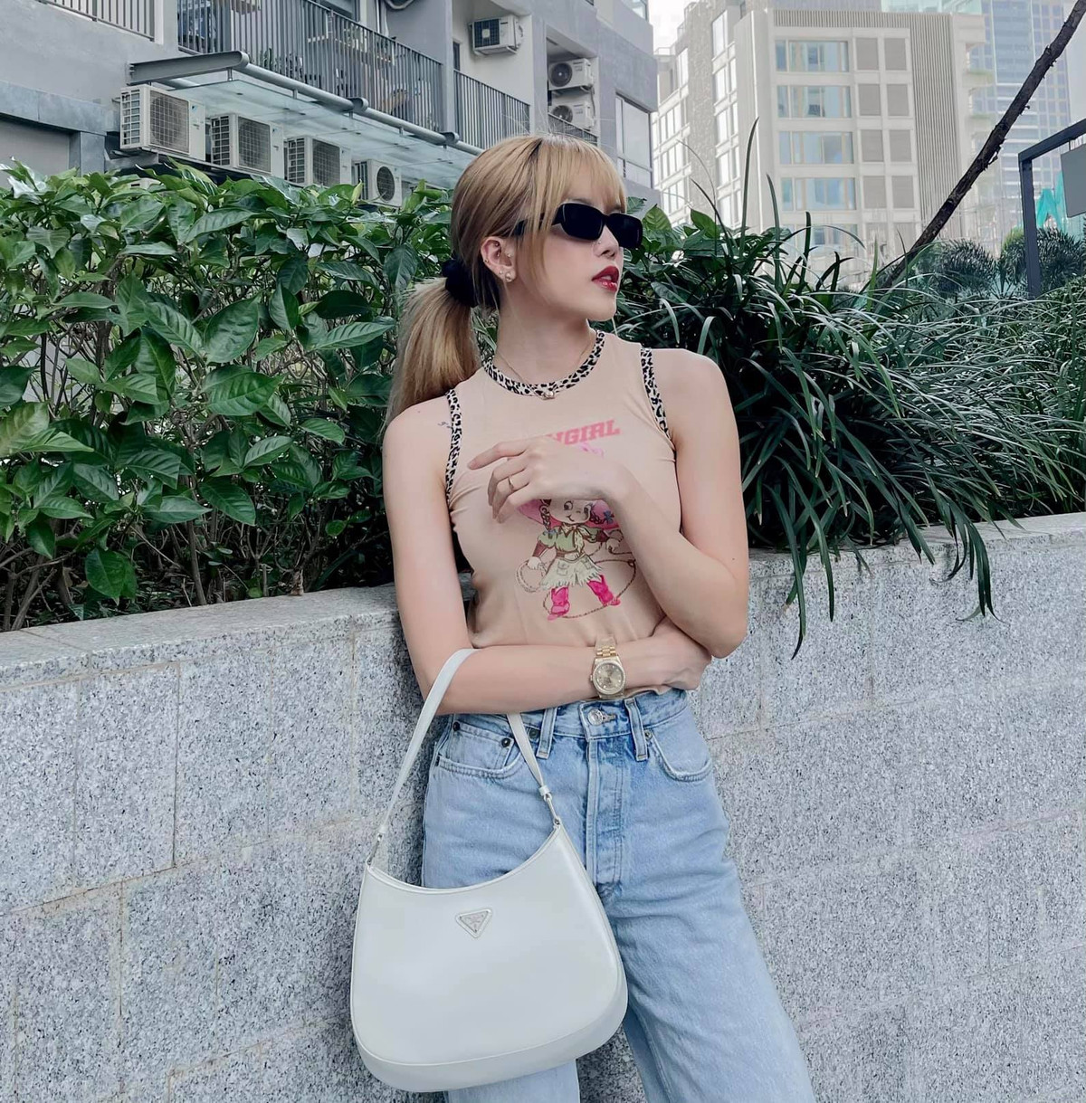 Phong cách trước đây của Thiều Bảo Trâm thường thiên về sự cá phá cách và năng động. Bởi vậy khi lựa chọn thay đổi cách ăn mặc, cô nàng bất ngờ nhận về không ít sự quan tâm của mọi người.