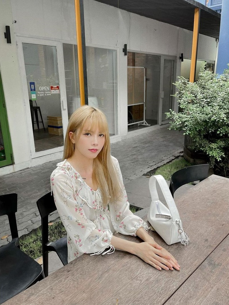 Thay vì lên tiếng về những ồn ào bủa vây, cô chọn cách im lặng và không chia sẻ bất cứ điều gì. Bức ảnh mới nhất lập tức nhận được sự quan tâm của cộng đồng mạng với hơn 120.000 lượt thả tim và hàng ngàn lượt bình luận.