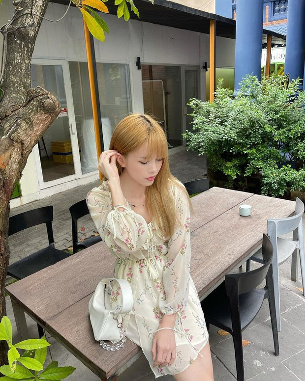 Người đẹp sinh năm 1994 diện váy nữ tính, khoe gương mặt xinh đẹp cùng vóc dáng mảnh mai vốn có.