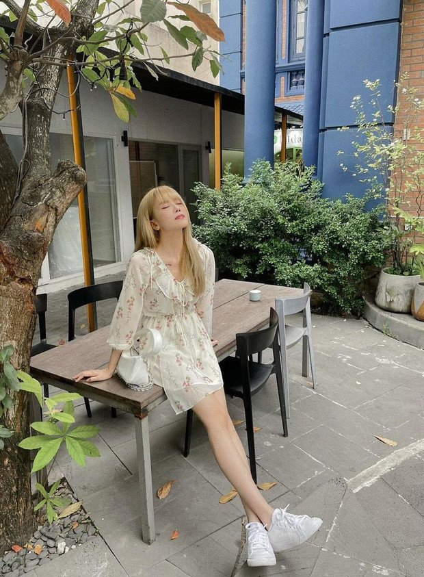 Trong loạt hình ảnh mới có thể thấy Thiều Bảo Trâm đã có sự thay đổi phong cách đáng kể, chuyển sang nữ tính dịu dàng chứ không còn hầm hố như xưa.