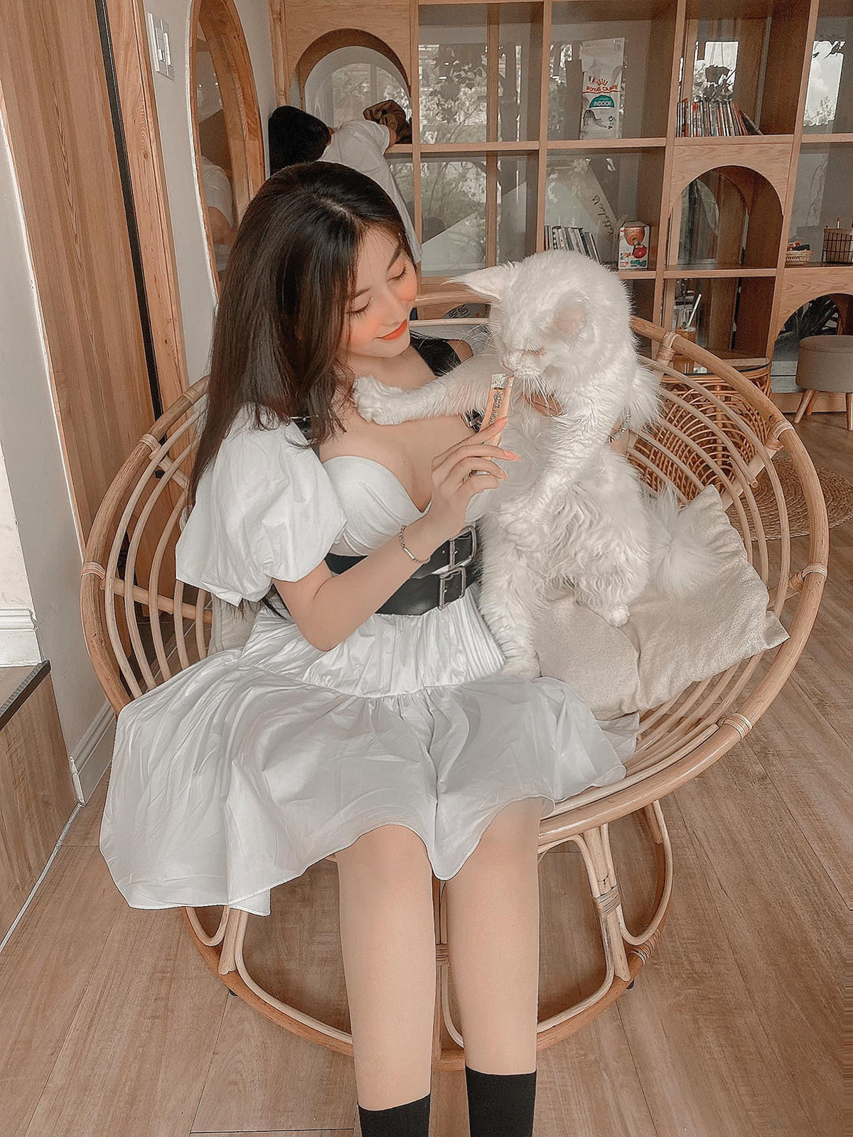 Không chỉ xinh đẹp, Võ Ngọc Trân còn khiến nhiều người ngưỡng mộ bởi tài kinh doanh và sở hữu cửa hàng, bất động sản riêng ở tuổi 20. Ảnh: FBNV