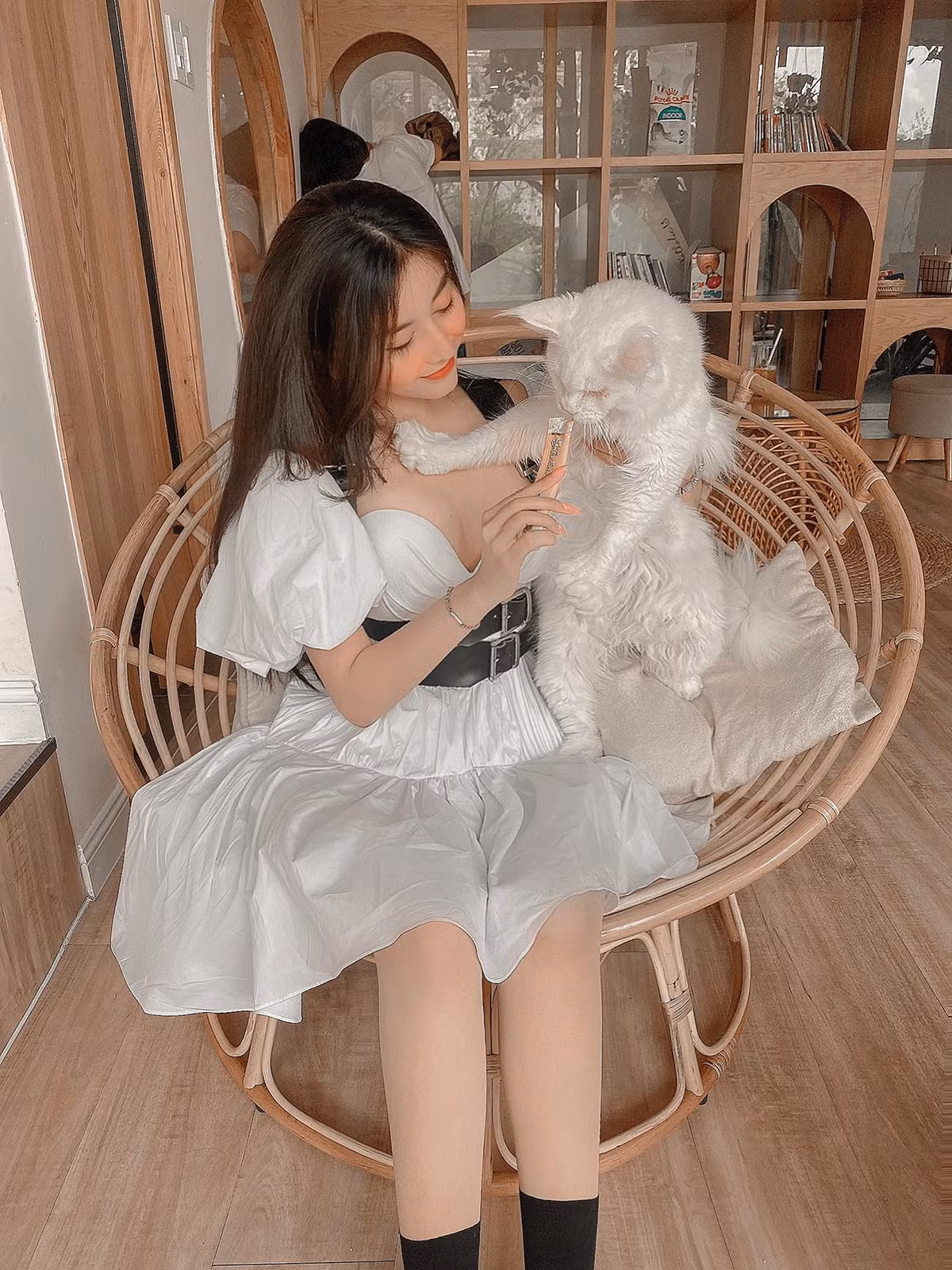 Không chỉ xinh đẹp, Võ Ngọc Trân còn khiến nhiều người ngưỡng mộ bởi tài kinh doanh và sở hữu cửa hàng, bất động sản riêng ở tuổi 20. Ảnh: FBNV