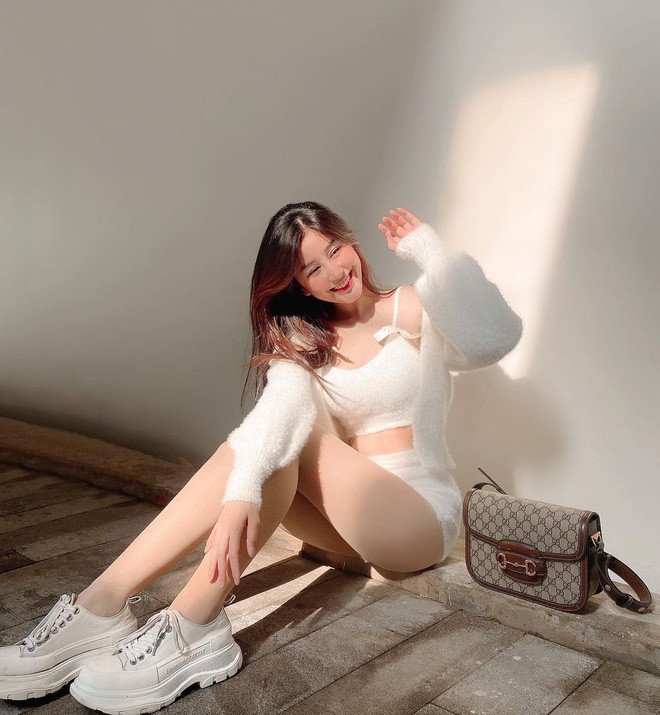 Khác với hình ảnh một Võ Ngọc Trân táo bạo, gợi cảm Trân bỗng trở lại thành cô sinh viên đúng tuổi trong đời thường.