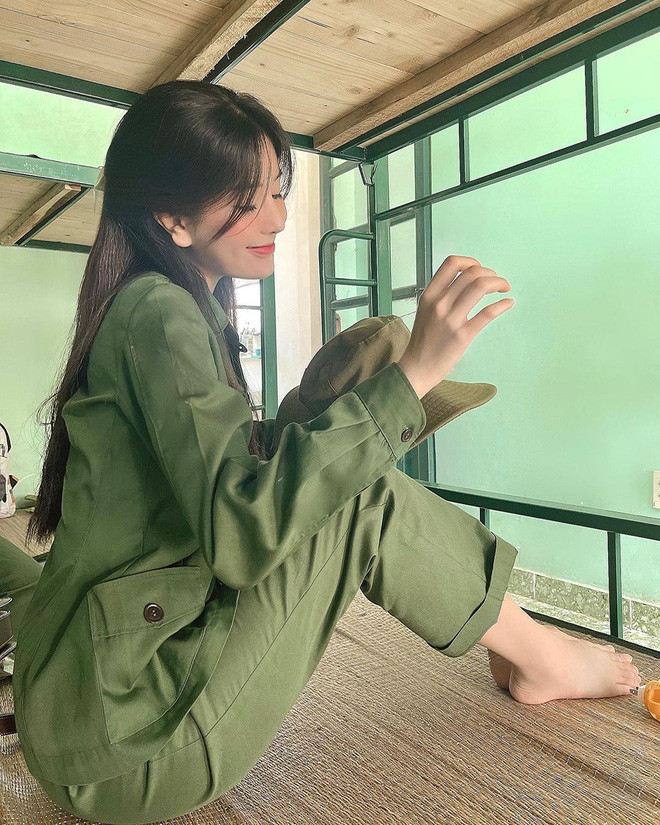 Dù là ngoài đời thường hay diện trang phục quân sự, nàng hot girl Võ Ngọc Trân vẫn sở hữu nhan sắc nổi bật.