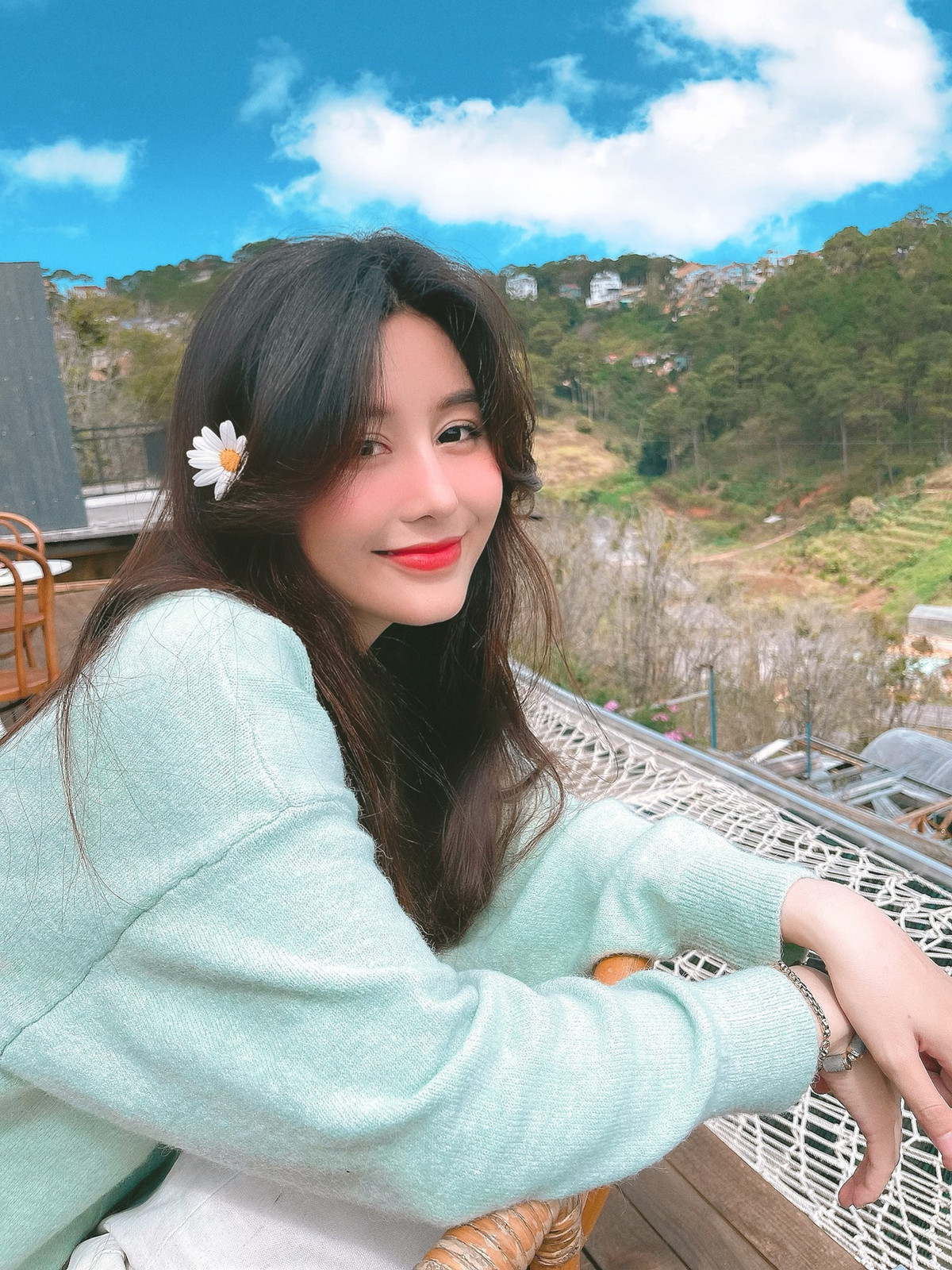 Trái ngược hoàn toàn với lúc đi học quân sự, trong loạt ảnh đời thường, cô nàng nhận được nhiều lời khen nhờ phong cách thời trang táo bạo, cuốn hút.