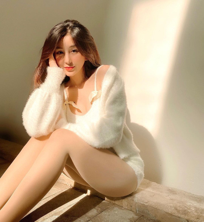 Võ Ngọc Trân là cựu nữ sinh đình đám của THPT Bình Hưng Hòa (TP.HCM). Hiện cô nàng là sinh viên ngành Quan hệ quốc tế của Đại học Ngoại ngữ - Tin học TP.HCM (HUFLIT).