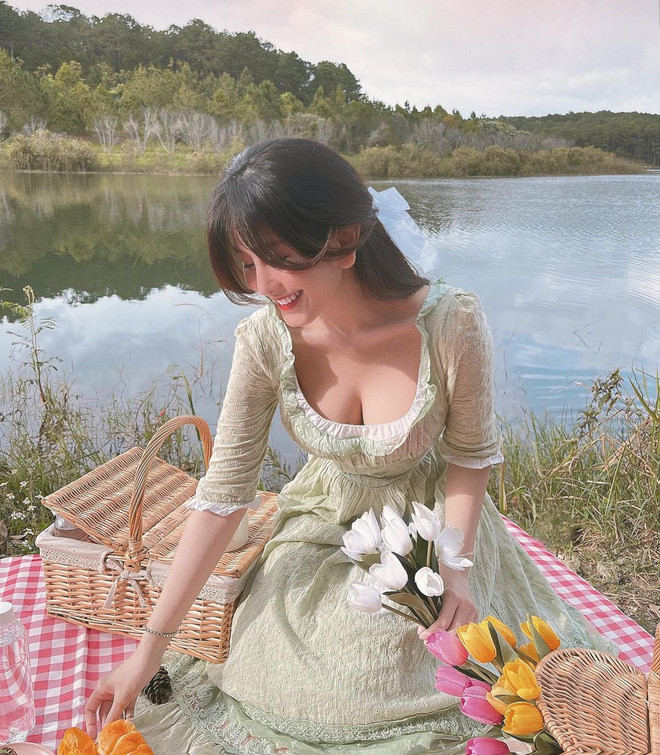 Dù đang đi học nhưng Ngọc Trân sở hữu lượng fan trên MXH không thua kém gì các nghệ sĩ hoạt động nghệ thuật.