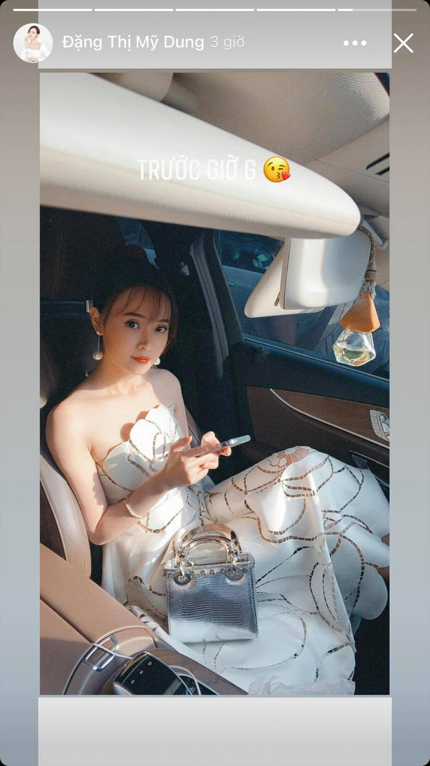 Mới đây, hot girl Việt đời đầu Midu làm dân tình xao xuyến khi tung ảnh lên đồ xinh như "nàng thơ". Không chỉ thế, cô nàng còn gây chú ý khi thả dáng bên túi hiệu trên xế hộp để chứng minh cuộc sống chuẩn quý cô độc thân sang chảnh.