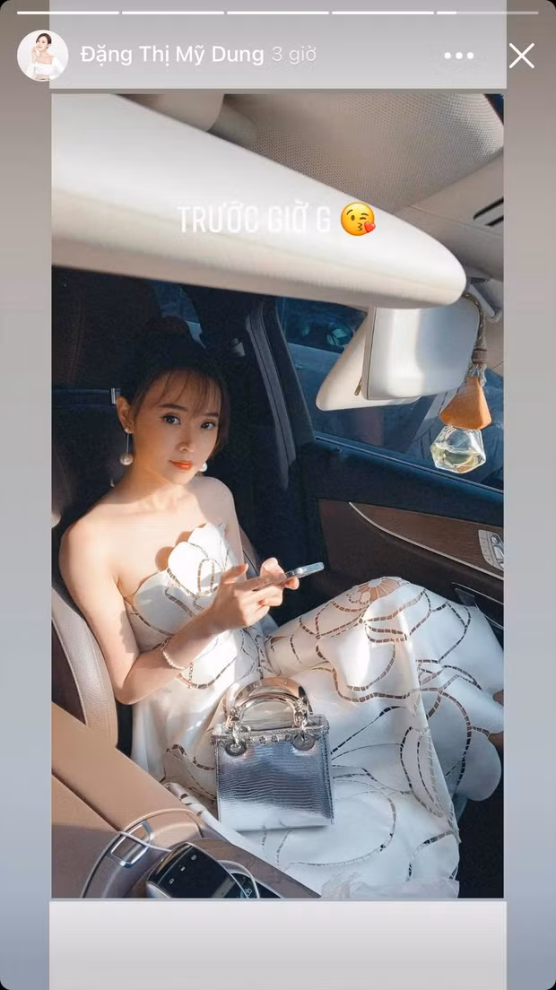 Mới đây, hot girl Việt đời đầu Midu làm dân tình xao xuyến khi tung ảnh lên đồ xinh như "nàng thơ". Không chỉ thế, cô nàng còn gây chú ý khi thả dáng bên túi hiệu trên xế hộp để chứng minh cuộc sống chuẩn quý cô độc thân sang chảnh.