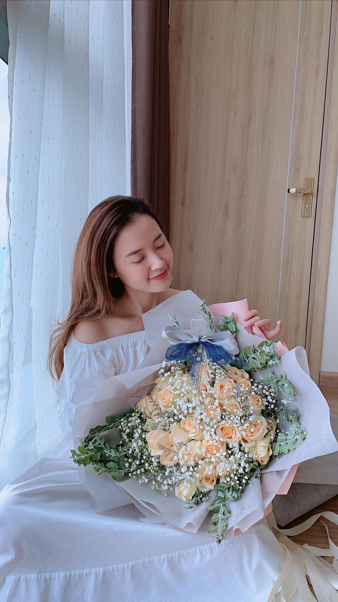 Qua ống kính camera thường, hình chụp màn hình trong các gameshow hay loạt ảnh sau cánh gà, Midu vẫn luôn đẹp xuất sắc, khiến fan không khỏi trầm trồ.