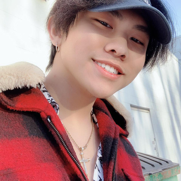 Yêu nhau được 1 thời gian, cả 2 quyết định ra lò một kênh Youtube. Do cùng sinh tháng 10 nên kênh UynKit October cùng vì đó mà ra đời.