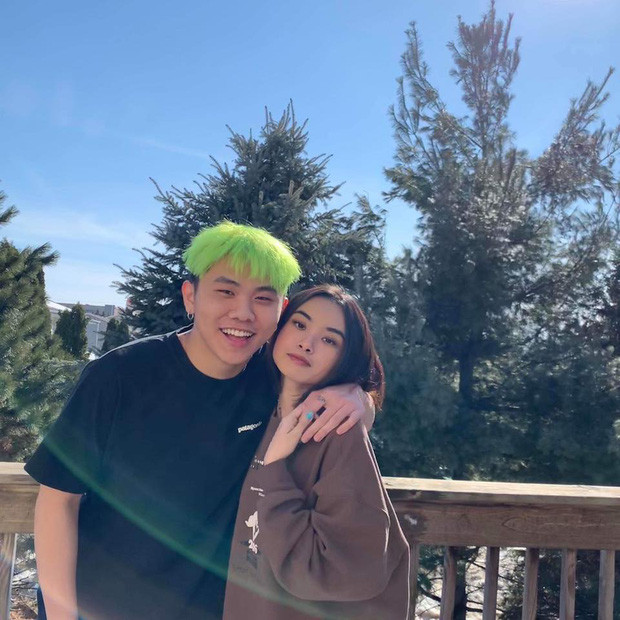 Nội dung kênh của cặp đôi được thực hiện theo mô tuýp những mẩu trò chuyện ngắn trên ô tô, kẻ tung người hứng cực hóm hỉnh.