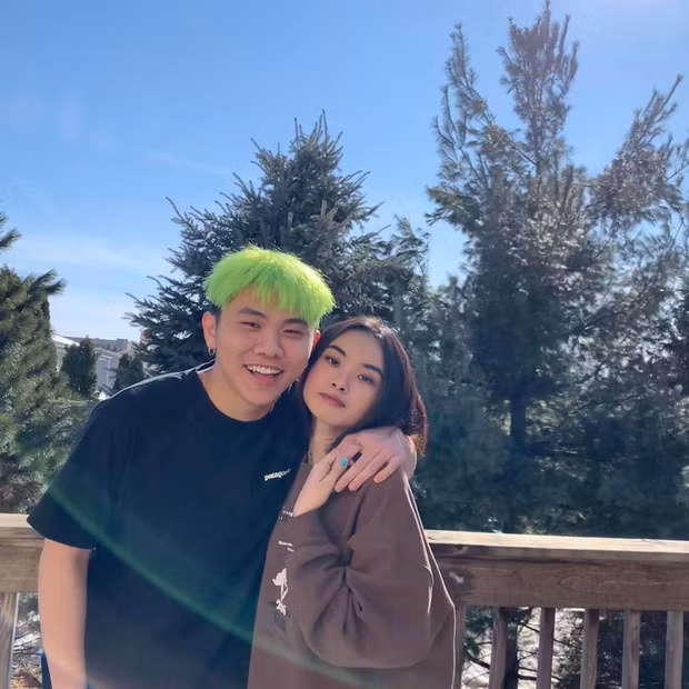 Nội dung kênh của cặp đôi được thực hiện theo mô tuýp những mẩu trò chuyện ngắn trên ô tô, kẻ tung người hứng cực hóm hỉnh.