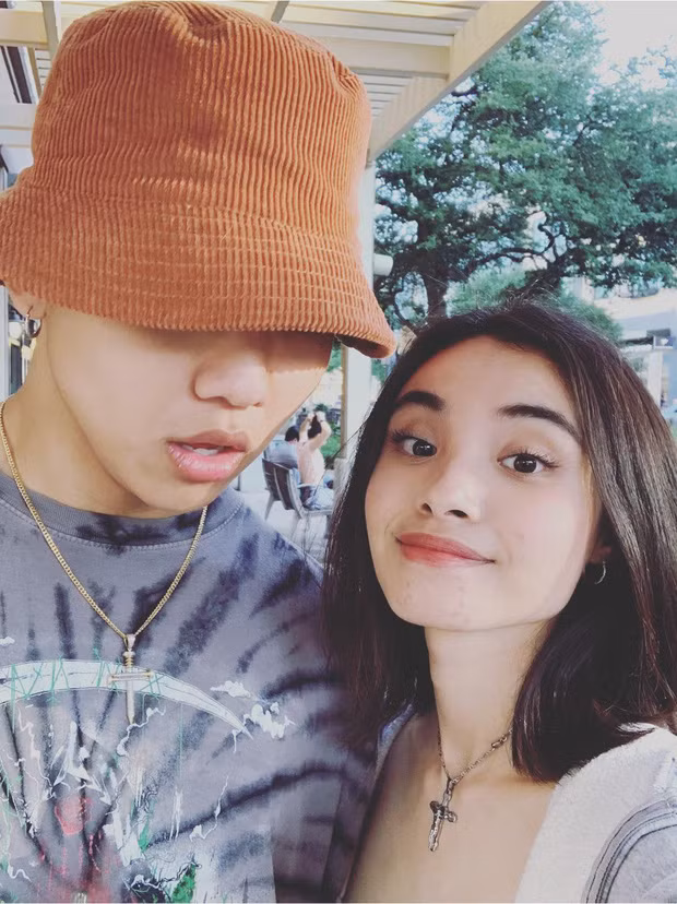 Chuyện cặp đôi Youtuber nổi tiếng này đã chia tay được nữ chính Phương Uyên chia sẻ trên story Instagram. Nguyên nhân được cho là có người thứ 3 xuất hiện.