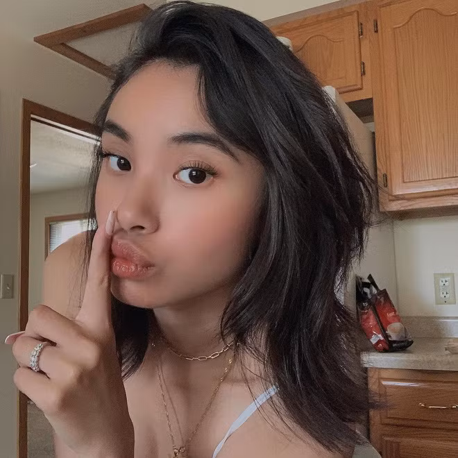 Cuộc gặp gỡ của cặp đôi này bắt nguồn từ việc cả hai đều là những tín đồ của giày, kể cả khi yêu nhau họ vẫn tiết kiệm tiền mua giày hiệu, Uyên và Kiệt còn rủ nhau đi làm thêm ở... tiệm nail.