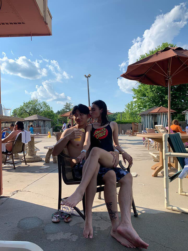 Tới tháng 11/2020, Uyên và Kiệt vẫn đăng ảnh bên nhau cực hạnh phúc.