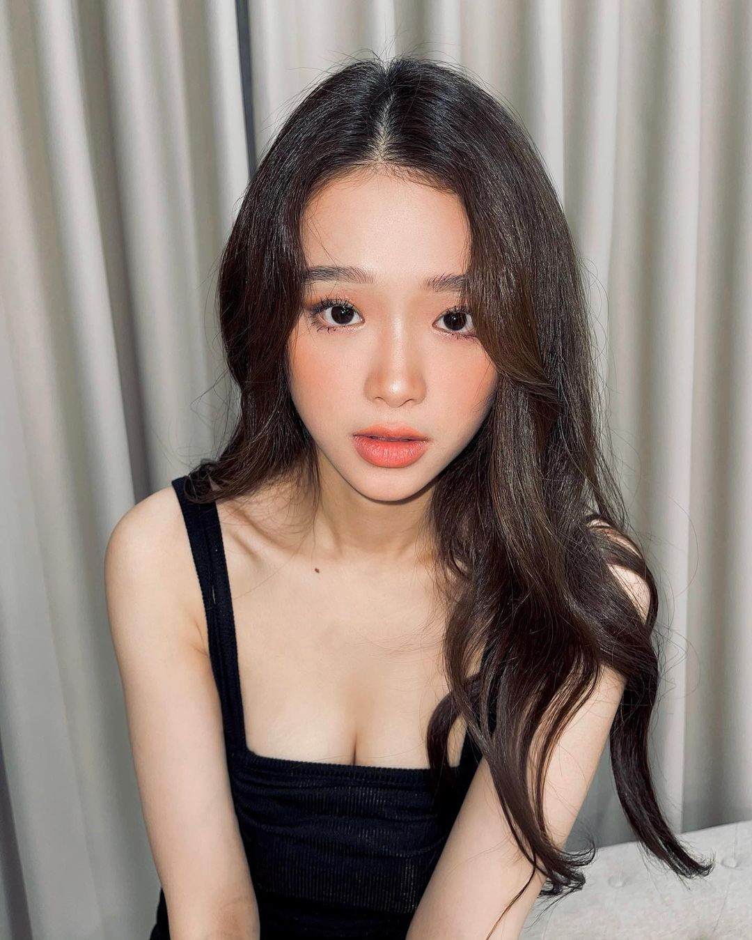 Mới đây, hot girl Linh Ka lại tiếp tục gây chú ý khi chia sẻ hình ảnh "o ép" vòng 1, mặc dù không quá hở hang nhưng trang phục của cô nàng khiến người nhìn cảm thấy không mấy thiện cảm bởi không phù hợp.