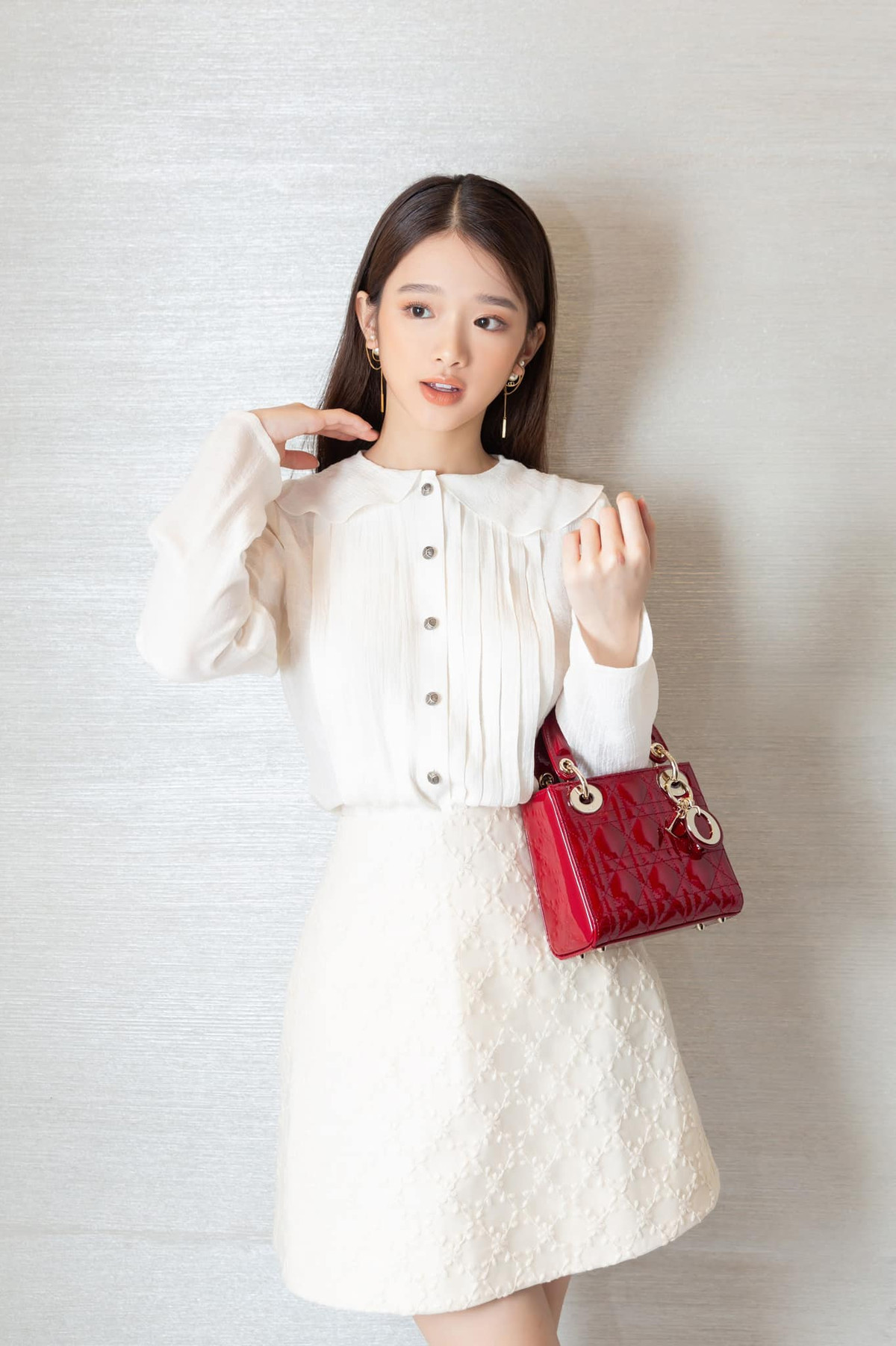 Sở hữu ngoại hình xinh xắn, Linh Ka được biết đến là một trong những hotteen 10X nổi tiếng trong giới trẻ Hà thành.