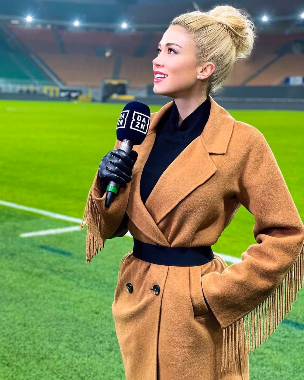 Diletta Leotta được rất nhiều người biết đến khi là nữ MC thể thao của kênh DAZN (Mỹ), và từng có thời gian cộng tác với Sky Sport Italia.