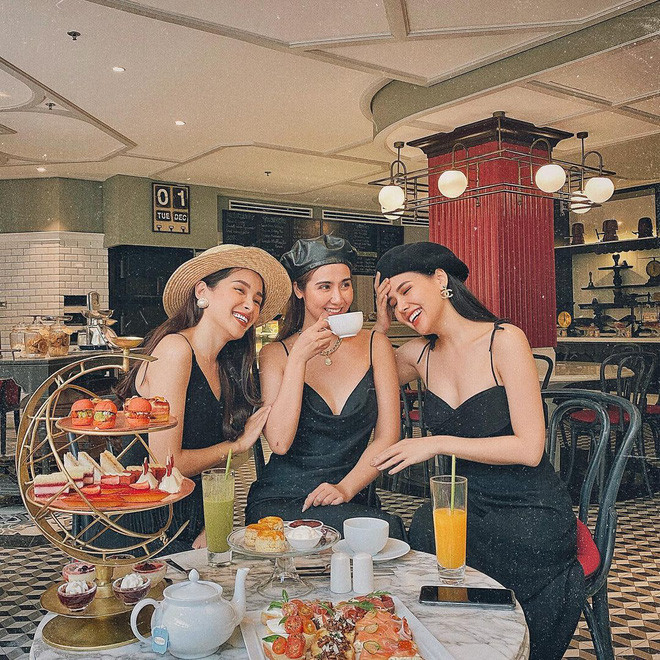 Trong ảnh, ngoài gương mặt quen thuộc còn có sự xuất hiện của doanh nhân kiêm người đẹp Đinh Ngọc Phượng - người cũng nổi tiếng thân thiết với bộ ba Thu Hoài - Phanh Lee - Huyền Lizzie.