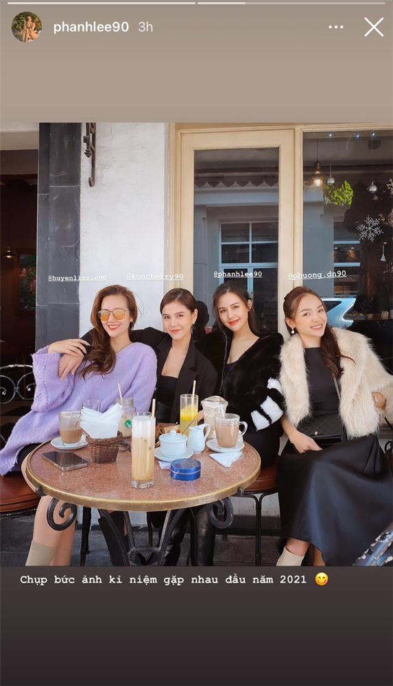 Mới đây, cả team đã có buổi tụ họp đầu năm. Và chỉ một bức ảnh chụp chung thôi cũng đủ khiến dân tình xuýt xoa lên xuống. Chia sẻ khoảnh khắc cùng các chị em thân thiết lên trang cá nhân, nữ diễn viên "Ghét thì yêu thôi" Phanh Lee viết: "Chụp bức ảnh kỉ niệm gặp nhau đầu năm 2021".