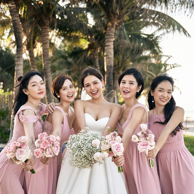 Nhìn trang phục cũng như thần thái của cả bốn mỹ nhân đều toát lên vẻ ngoài hút hồn, sang chảnh. Ít người có thể ngờ rằng họ đăng ở tuổi 30 và chuẩn bị bước sang 31.