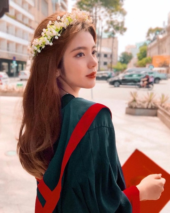 Nguyễn Ngọc Hoàng Anh (sinh năm 2002, TP.HCM) bất ngờ nổi tiếng vào đầu năm 2019 khi được trang tin Trung Quốc khen ngợi nhan sắc.
