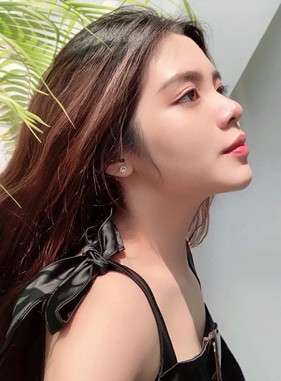 Hoàng Anh thuở mới nổi vẫn còn là học sinh cấp 3. Cô gây chú ý với loạt ảnh diện đồng phục học sinh và áo dài.