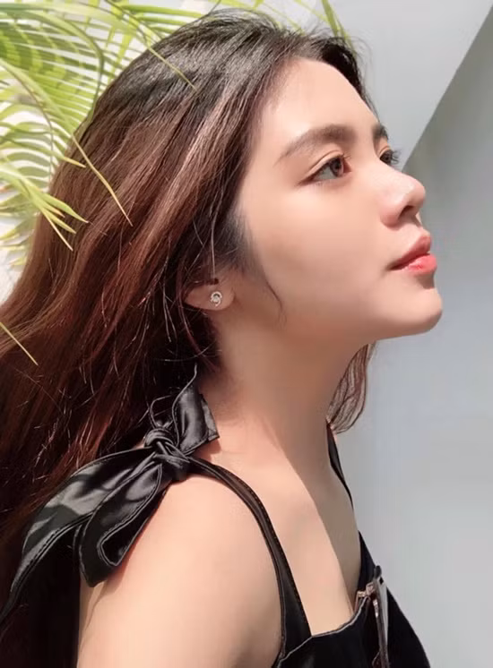 Hoàng Anh thuở mới nổi vẫn còn là học sinh cấp 3. Cô gây chú ý với loạt ảnh diện đồng phục học sinh và áo dài.