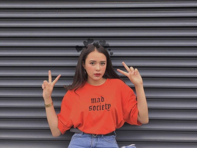 Được biết bố mẹ hot girl Na Tây sinh ra và lớn lên ở Việt Nam nhưng ông ngoại của cô bạn là người Mỹ, kết hôn với bà ngoại là người Việt. Dù đã là thế hệ thứ 3 trong gia đình nhưng những nét đẹp lai trộn lẫn vẫn thể hiện rất rõ ở ngoại hình.