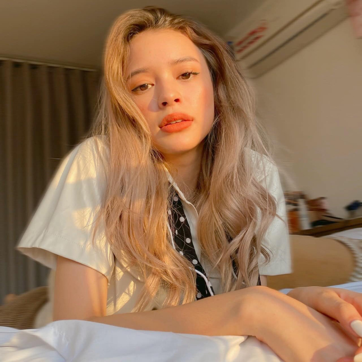 Nổi bật với những đường nét pha trộn giữa vẻ đẹp của hai châu lục, hot girl lai Việt – Mỹ Na Tây khiến nhiều dân mạng ngắm nhìn không rời mắt.