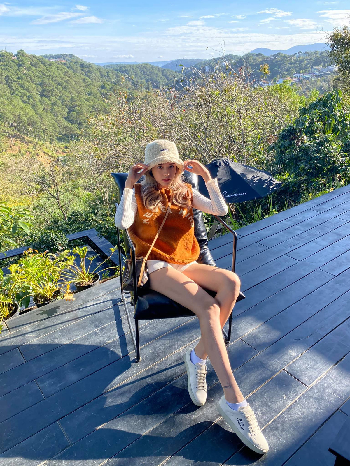 Trước đó, hồi tháng 10/2017, Na Tây bắt đầu được biết tới với tư cách là một nữ sinh Đà Lạt sở hữu nét đẹp như búp bê.