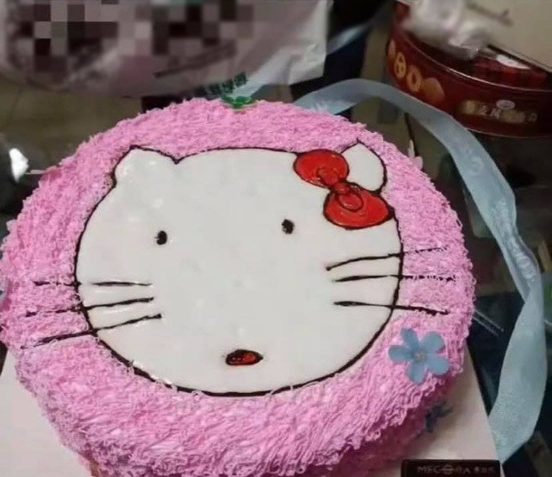 Mặc dù nhân viên trả lời đầy tự tin, vừa đặt đã có bánh nhanh chóng nhưng đến khi nhận được thành quả, vị khách này không biết phải cười hay khóc.